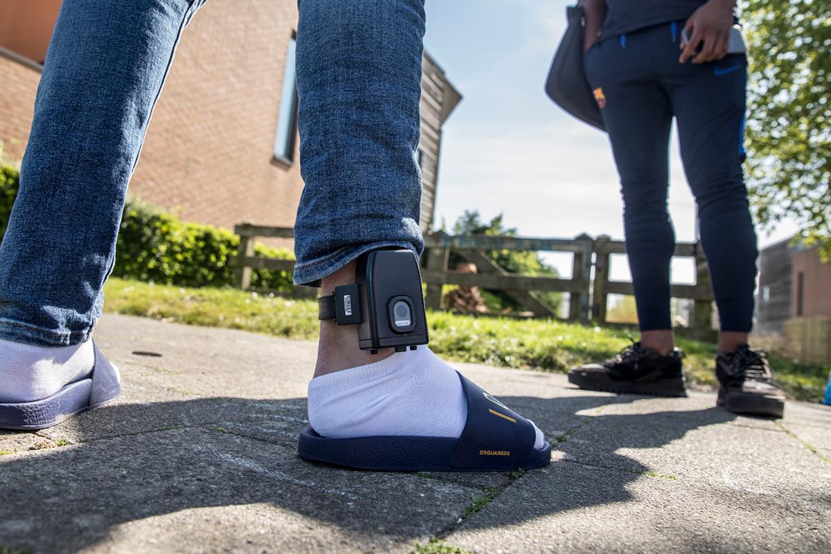 Zijn er écht duizenden onuitgevoerde straffen en kan Vlaanderen enkelbanden inzetten? - De Factor factcheck